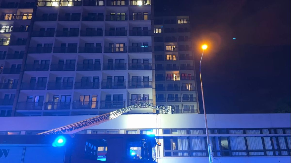 Na střeše hotelu v Praze ležela mrtvá žena